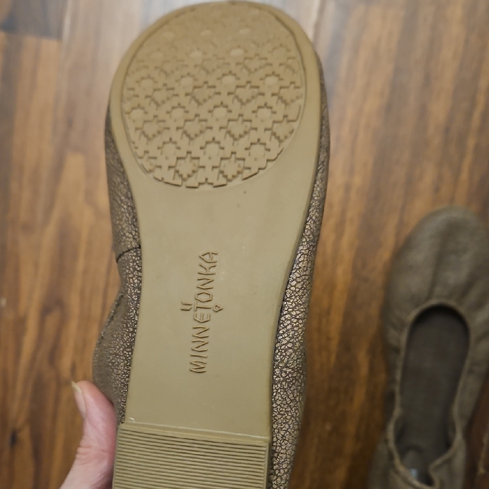 Minnetonka Women's Tan Moccasins